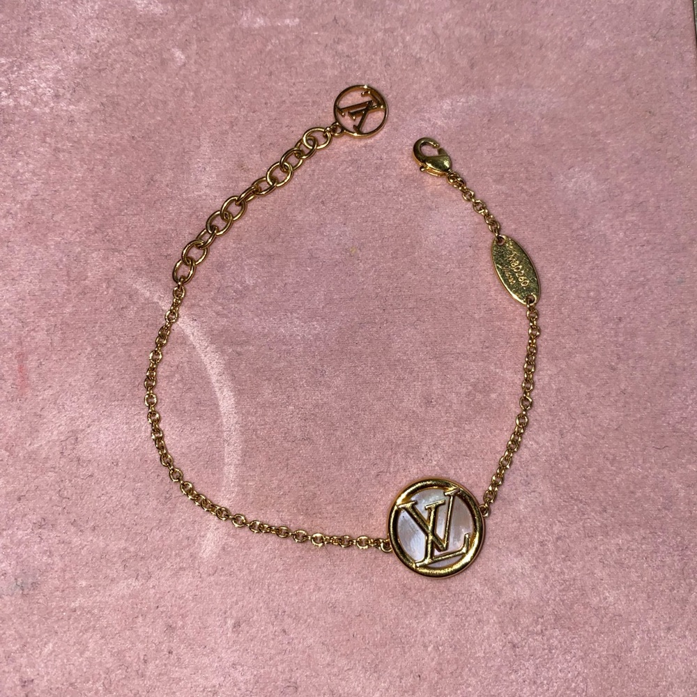 Authentic Louis Vuitton Gold Plated L to V Pearlfection Bracelet, Serial M80260